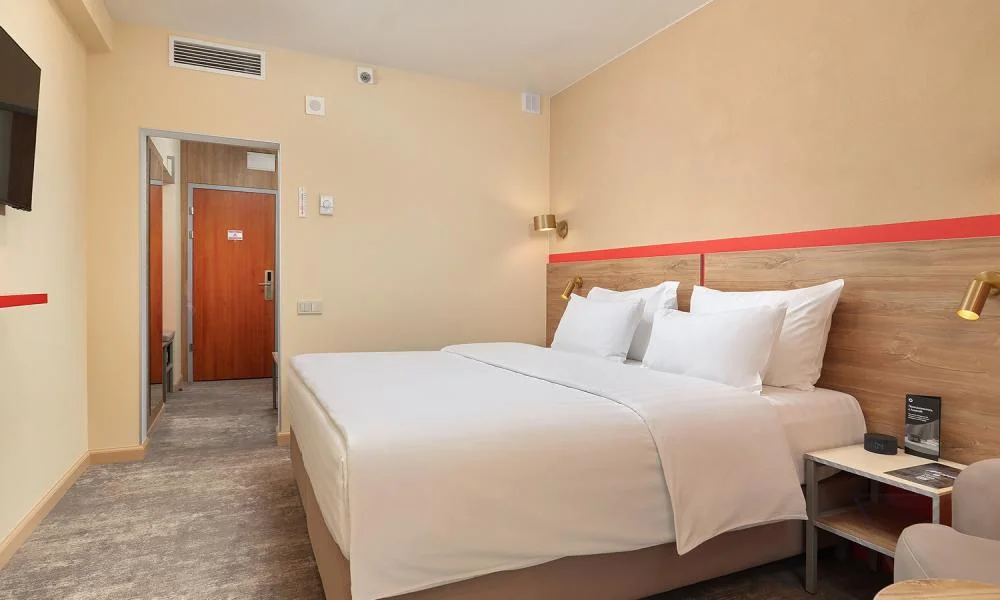 Арт с двуспальной кроватью